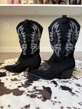 Women's Black Embroidered Western Cowboy Boots